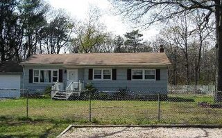 98 Hawthorne St, Mastic, NY 11950