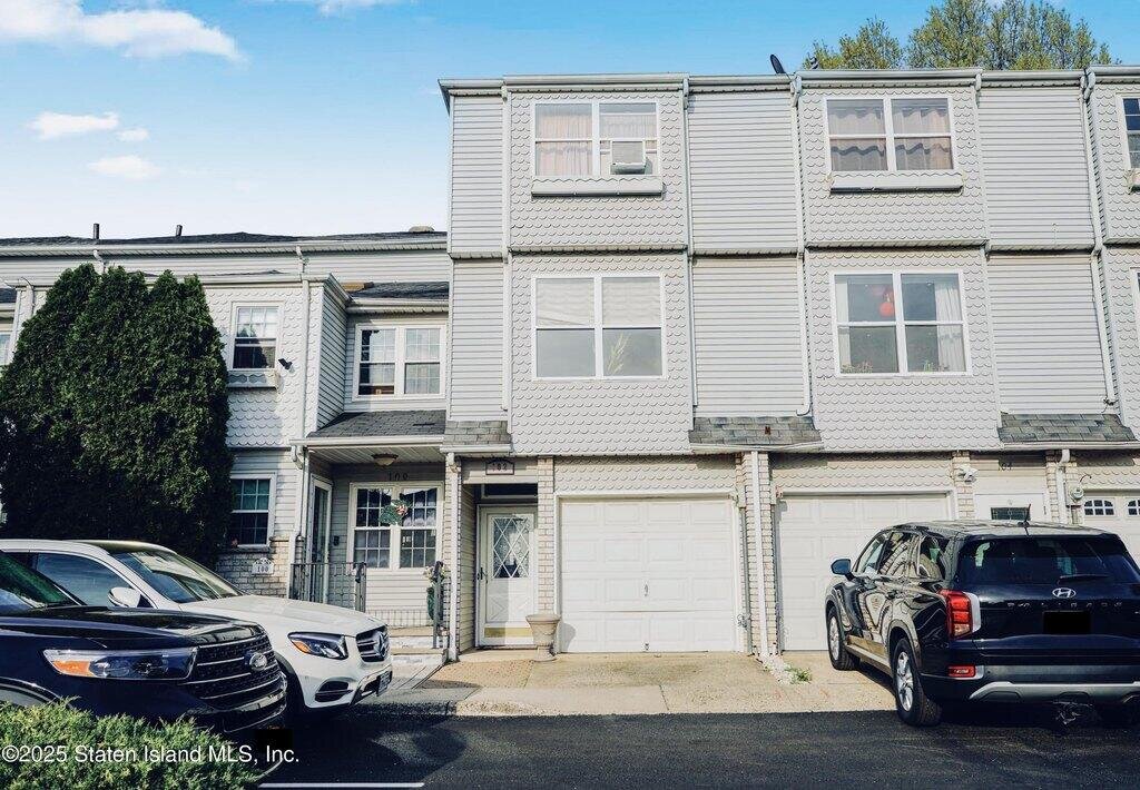 102 Lorraine Loop, Staten Island, NY 10309